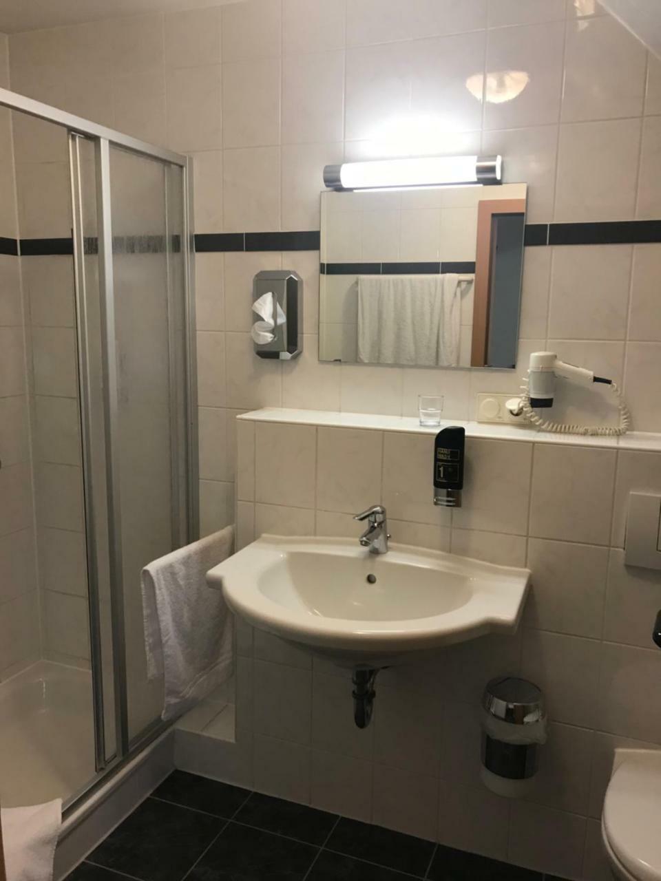 הופהיים אם טאונוס Hotel Gasthof Gruener Wald מראה חיצוני תמונה